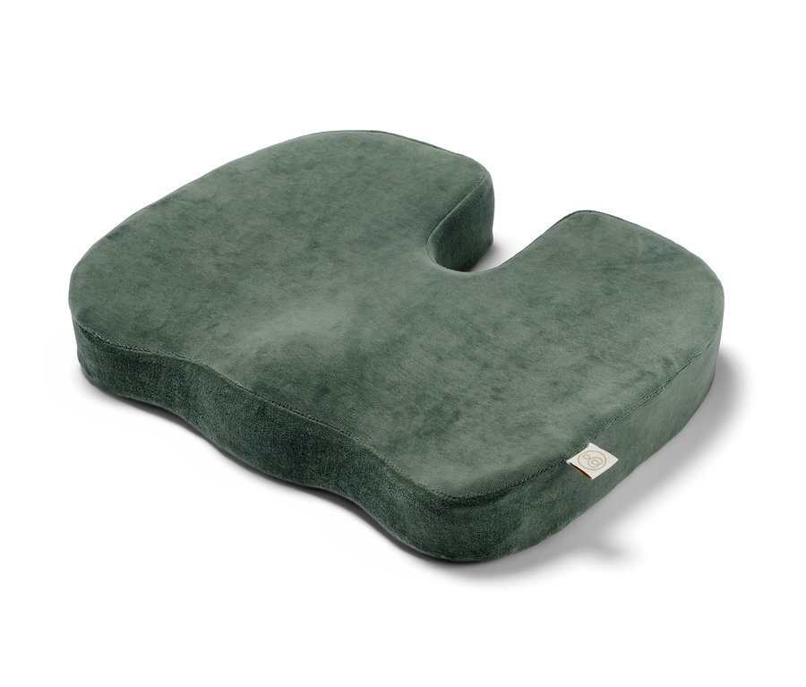 Ein Memory-Foam-Sitzkissen auf weißem Hintergrund.