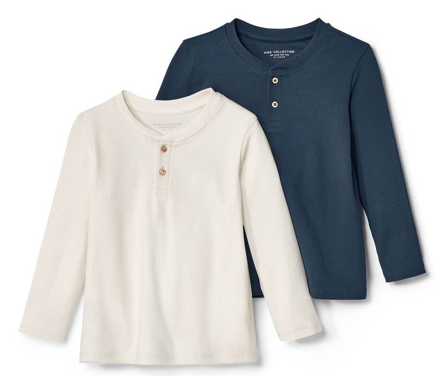 Zwei Kinder-Henley-Shirts mit Rippstruktur, eins in Creme, eins in Dunkelblau, liegen nebeneinander.