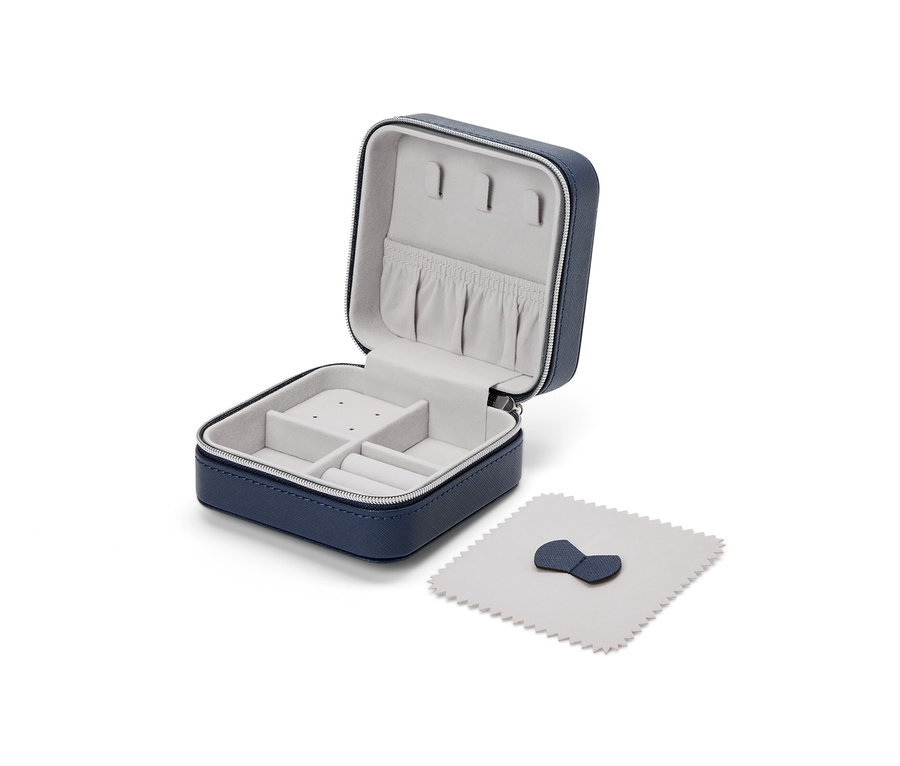 Offenes kleines Schmuckkästchen in Blau mit grauem Innenraum und Poliertuch.