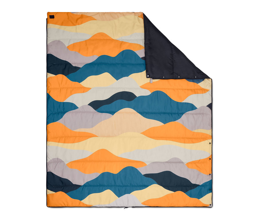 Ausgebreiteter 4-in-1-Decken-Schlafsack mit farbigem Bergmuster und dunkelblauem Futter.