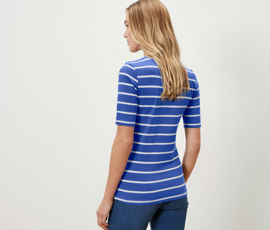 Frau trägt ein gestreiftes Halbarmshirt.