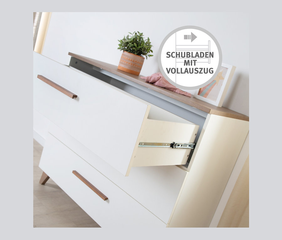 Geöffnete Schublade der weißen roba Wickelkommode »Ole».