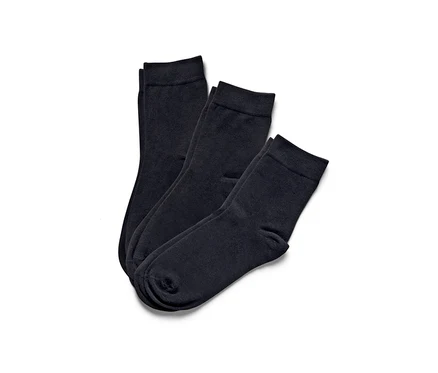 Drei Paar Socken.