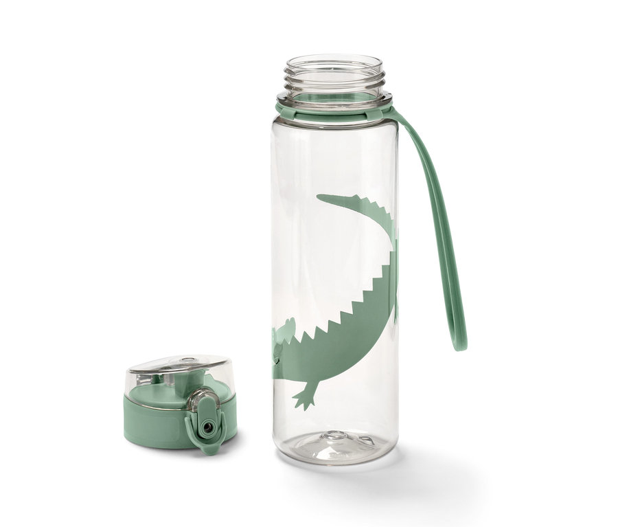 Beige Trinkflasche mit Krokodilprint und grünem Deckel daneben.