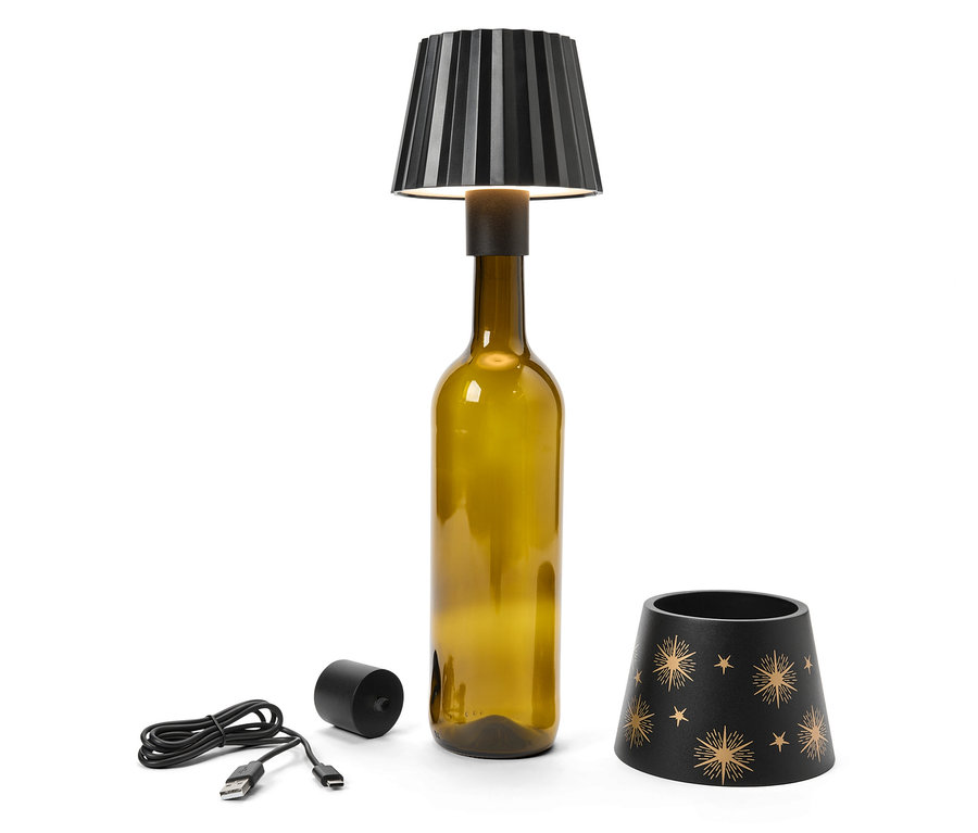Lampe mit schwarzem Schirm auf Flasche, daneben USB-Kabel, schwarzer Zylinder und Schirm mit Sternen.