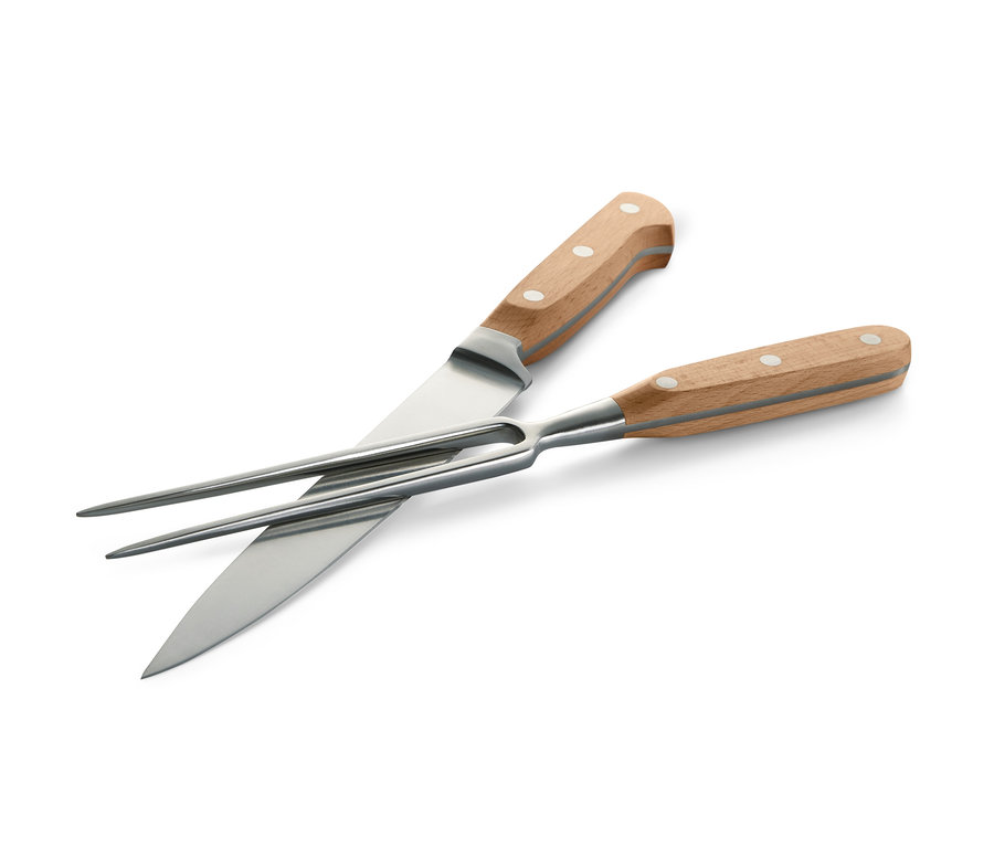Ein Tranchierset, bestehend aus Messer und Gabel, liegt gekreuzt auf einem weißen Hintergrund.