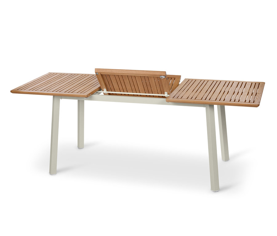 Ein teilweise ausgezogener Gartentisch »Liska« mit einer Holzplatte und hellen Beinen.