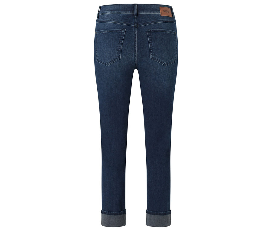 Detailansicht der Rückseite einer dunkelblauen Jeans mit hochgekrempelten Hosenbeinen.