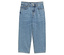 Hellblaue Jeans mit weitem Bein. Die Jeans hat vordere und hintere Taschen und einen Knopf- und Reißverschluss.