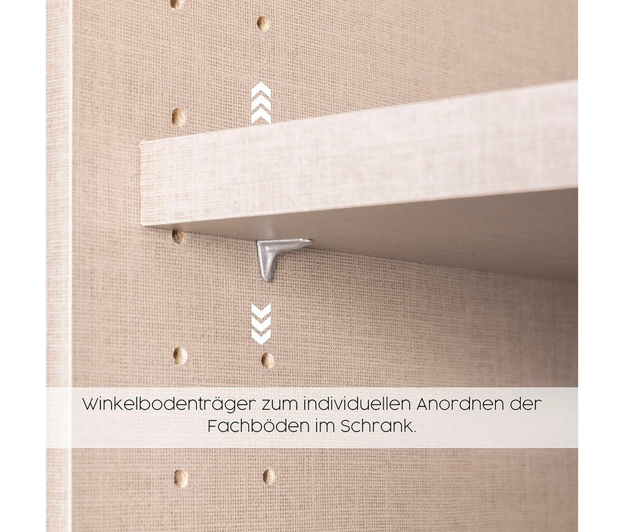 Detailansicht vom Innenraum eines Rauch Drehtürenschranks "Skandi" in beige/champagner mit einem Regalboden und einem silbernen Winkelbodenträger.