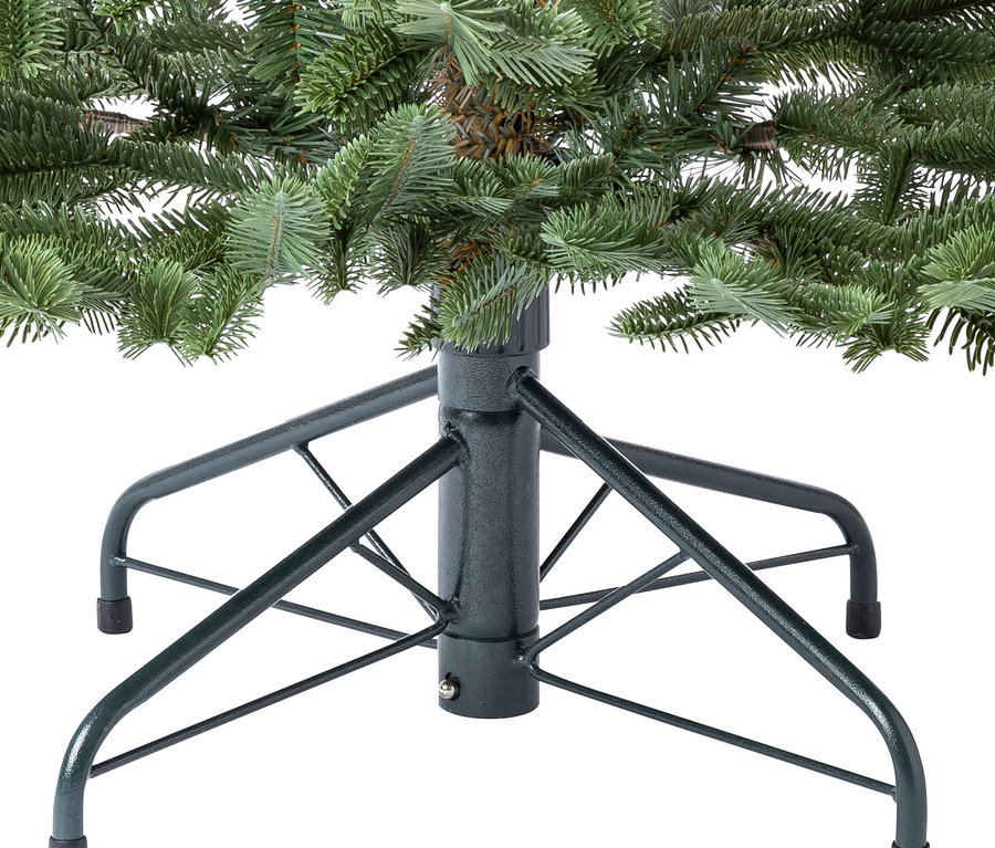 Detailaufnahme des unteren Teils eines künstlichen Weihnachtsbaums mit einem Metallständer.