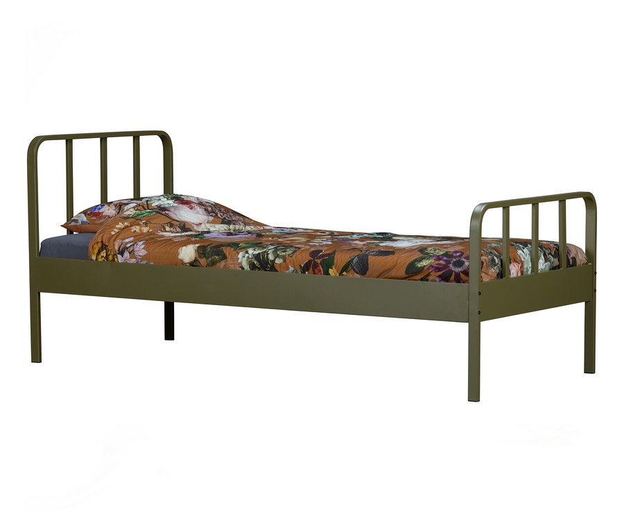 Grünes Metallbett »Meees« von Woood mit Blumendruck Bettwäsche.