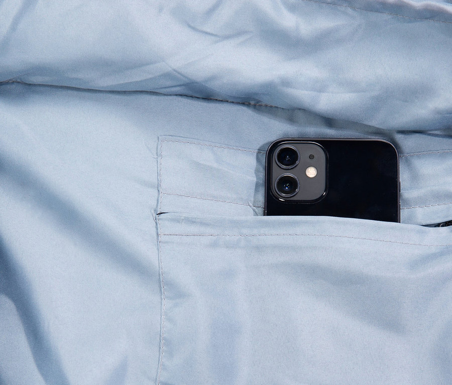 Handy in der Tasche des hellblauen Tambu Mumienschlafsacks »TALU 1500«.