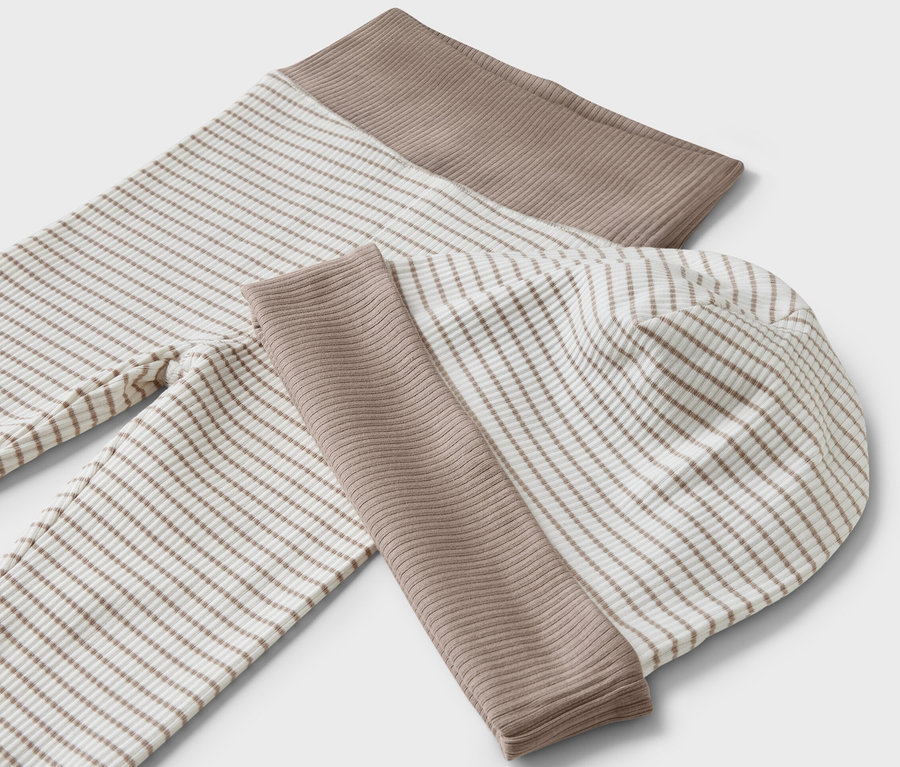 Gestreifte Baby Leggings und Mütze aus dem Baby-Set, 3-teilig.