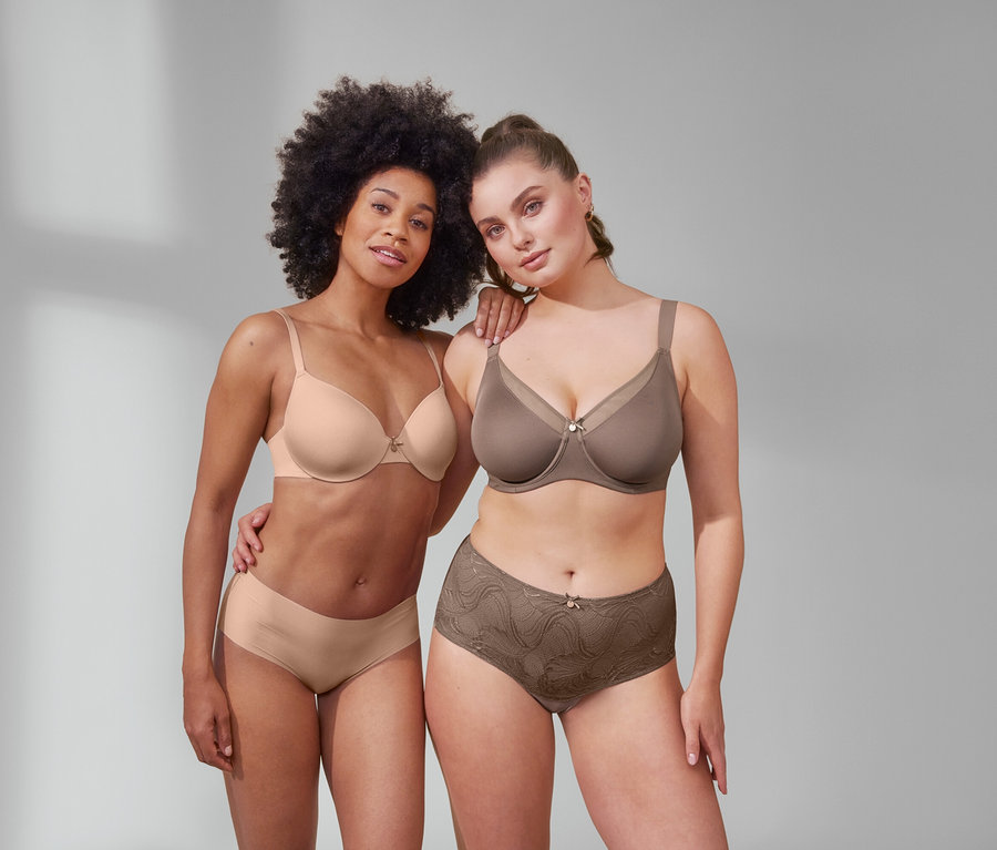 Zwei Frauen posieren in T-Shirt-BH und 5 Magic-Cut-Pantys, beige und Minimizer-BH und Highwaist-Panty »light-shaping«, nougat.