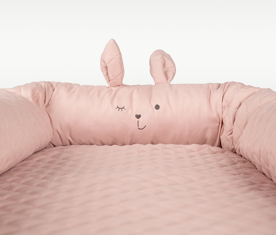 Nahaufnahme der Roba Babylounge, rosa, mit Hasenohren und Gesicht.