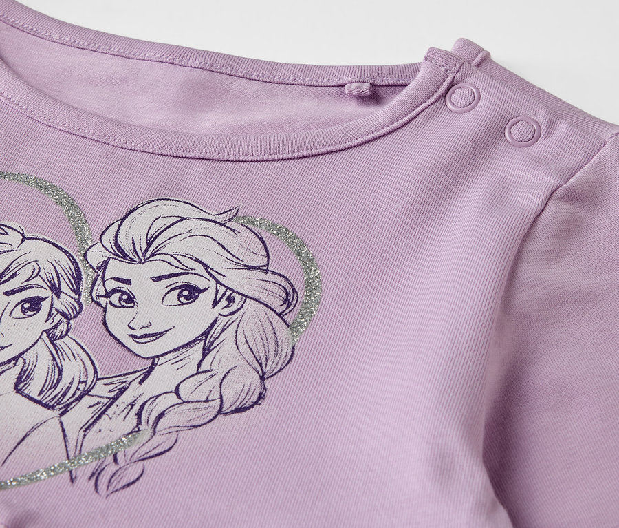 Detailansicht eines lila Kinder-Jerseykleids »Eisprinzessin« mit Elsa und Anna.