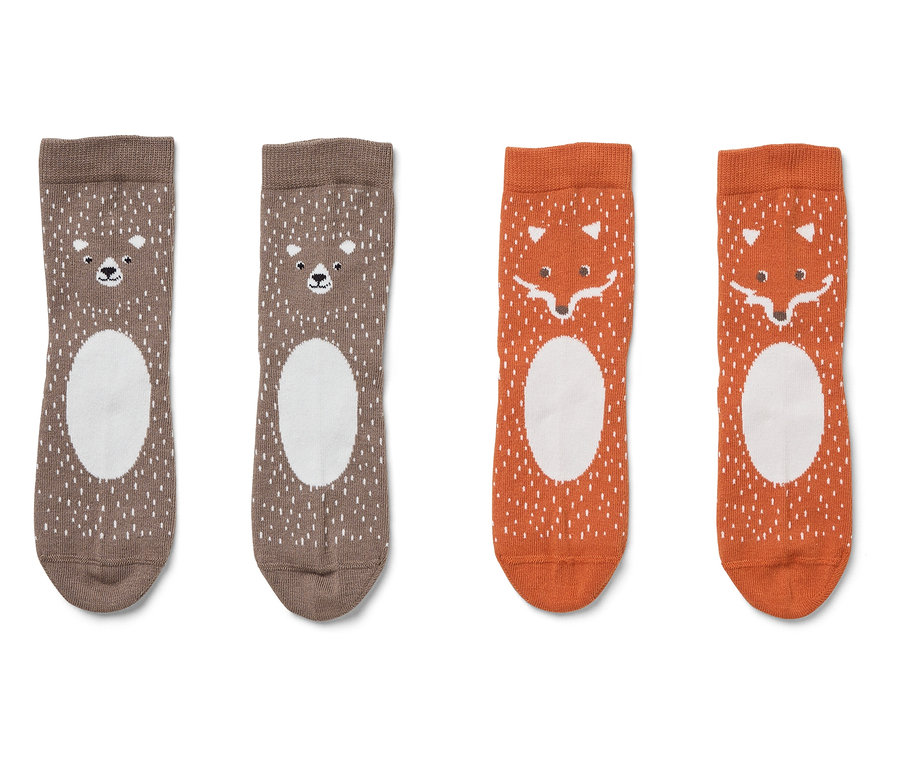 Zwei Paar Socken. Einmal braune mit Bär und weißen Punkten, einmal orange mit Fuchs und weißen Punkten.