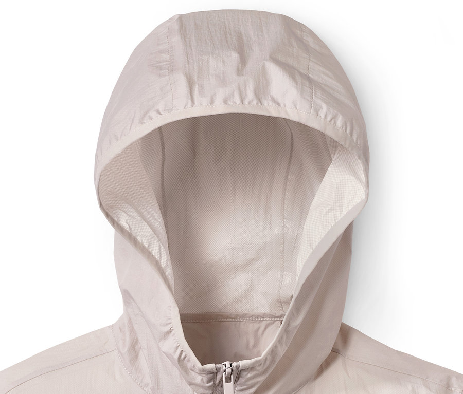 Detailaufnahme einer beigen Regenjacke »extra light« mit Kapuze und Reißverschluss.