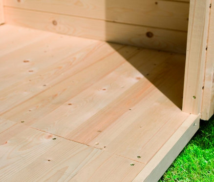 Detailaufnahme vom Inneren eines Karibu-Saunahauses mit Holzboden und Wänden.