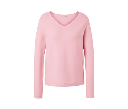 Roséfarbener Strickpullover mit V-Ausschnitt.