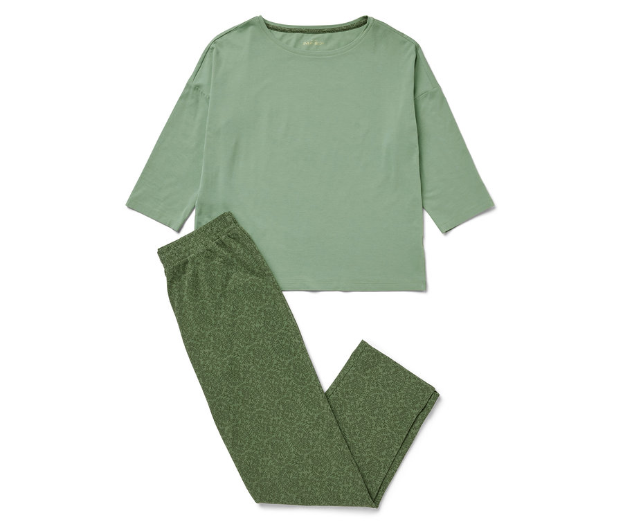 Grüner Schlafanzug, bestehend aus einem langärmeligen Oberteil und einer Hose.