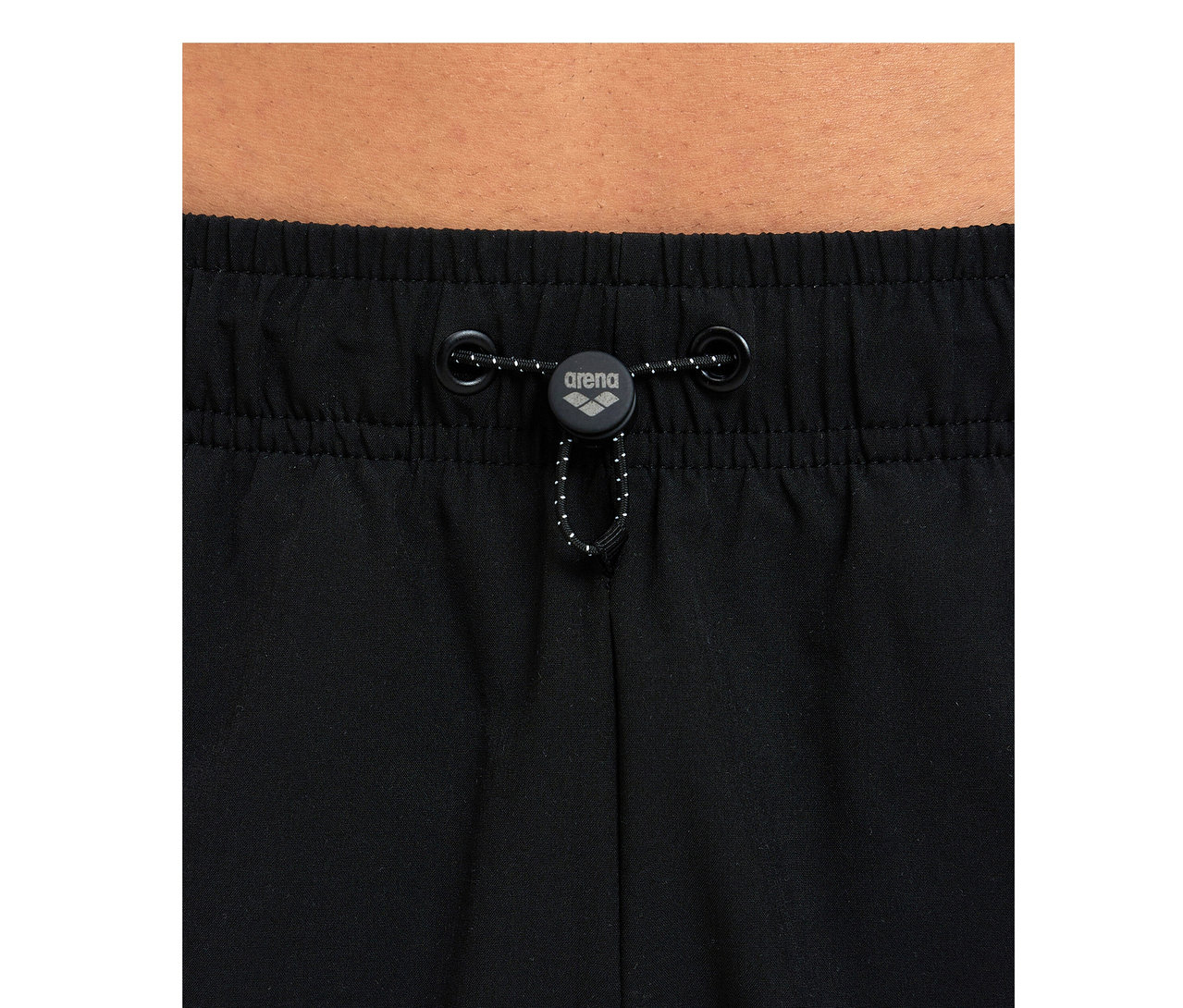 Nahaufnahme des Bundes der schwarzen arena Badeshorts Evo mit Kordelzug und arena Logo-Stopper.