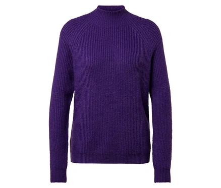Lila Rollkragenpullover mit langen Ärmeln.