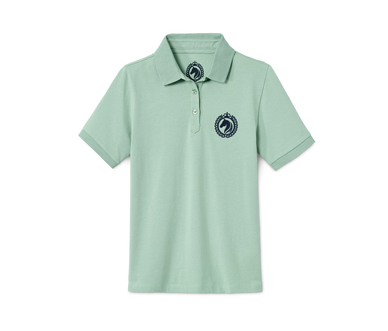 Ein hellblaues Poloshirt mit kurzen Ärmeln und einem dunkelblauen Pferde-Logo.
