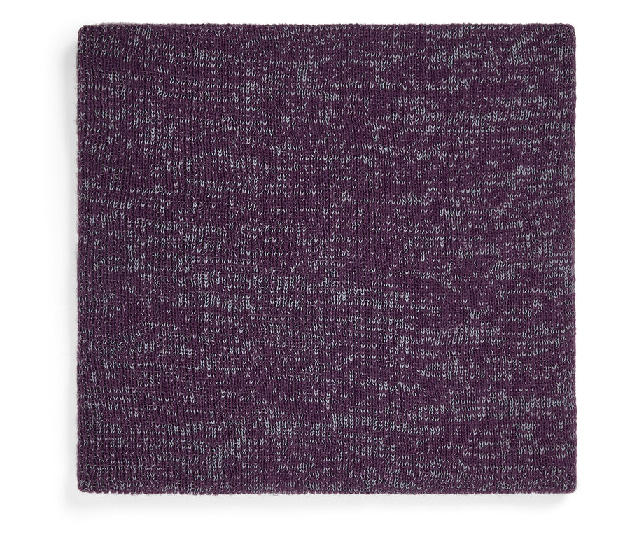 Detailaufnahme eines gestrickten Schlauchschals in Lila mit feinen grauen Melierungen.