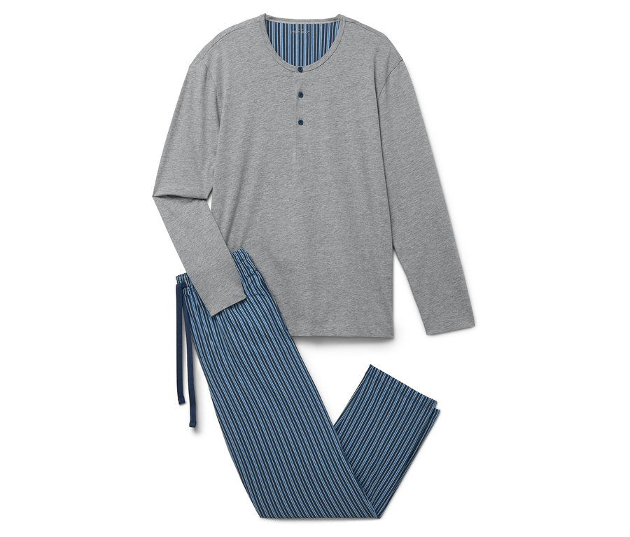 Grauer Schlafanzug mit langen Ärmeln und blau gestreifte Hose liegen auf einem weißen Hintergrund.