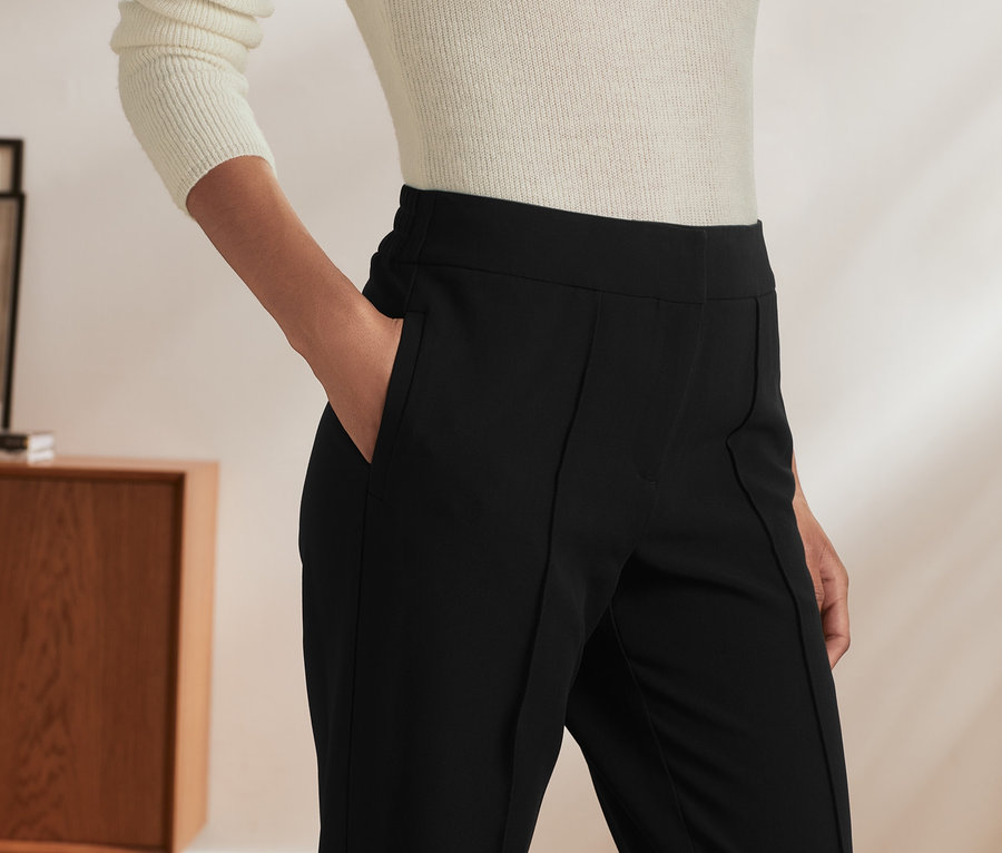 Frau trägt eine knöchellange Hose.