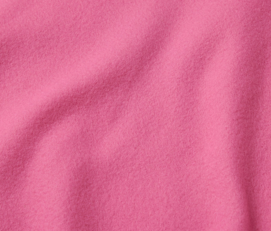 Detailaufnahme eines pinkfarbenen Stoffes mit feiner Textur.