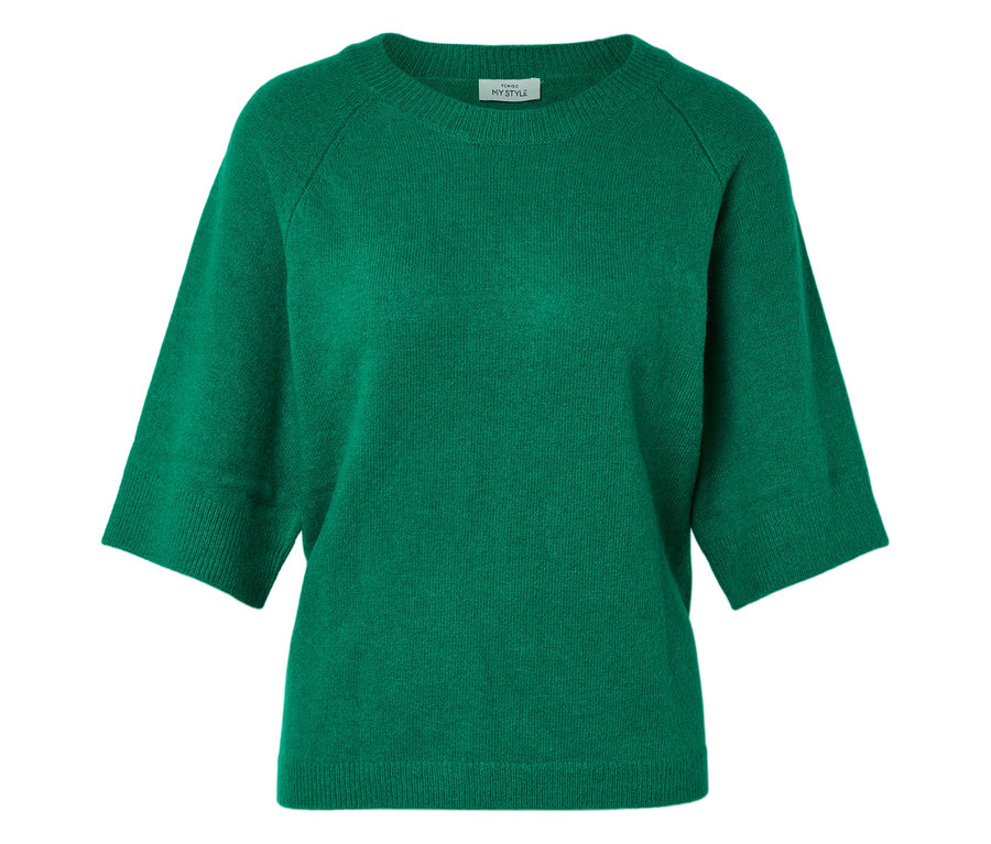 Grüner Pullover mit kurzen Ärmeln.