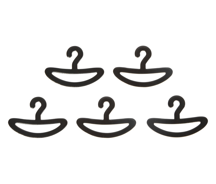 Sechs schwarze Kleiderbügel liegen auf einem weißen Hintergrund.