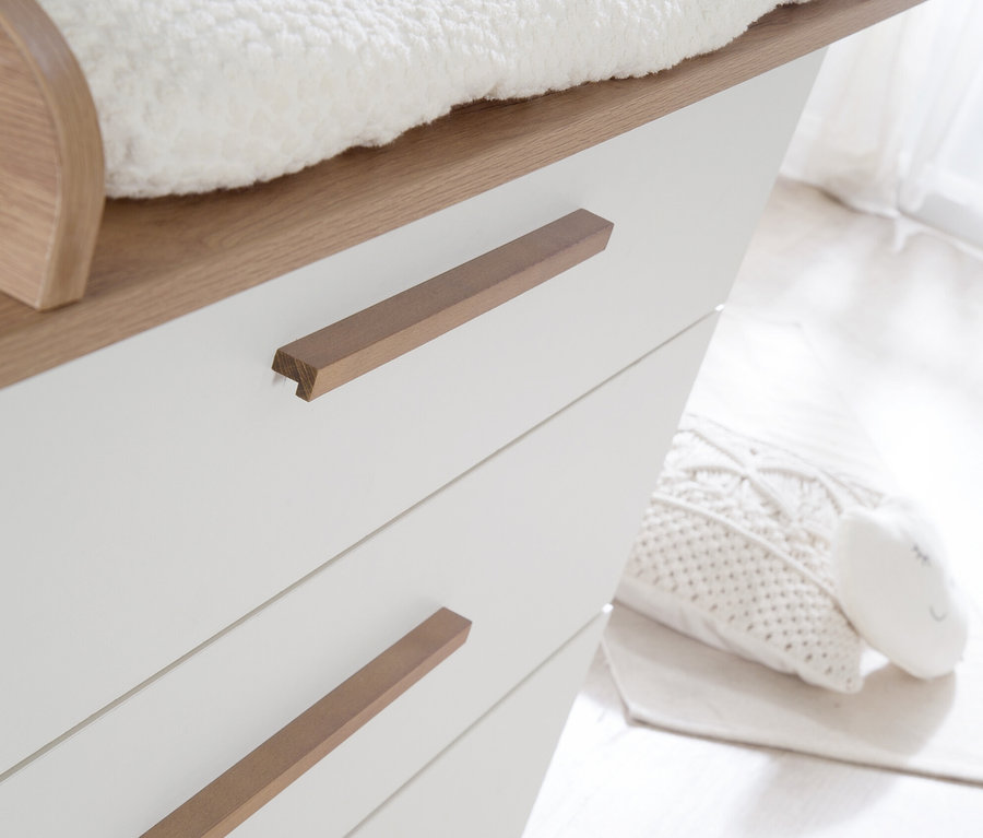 Detail einer Kommode aus dem roba »Ole« Kinderzimmerset mit Holzgriffen und weißen Schubladen.
