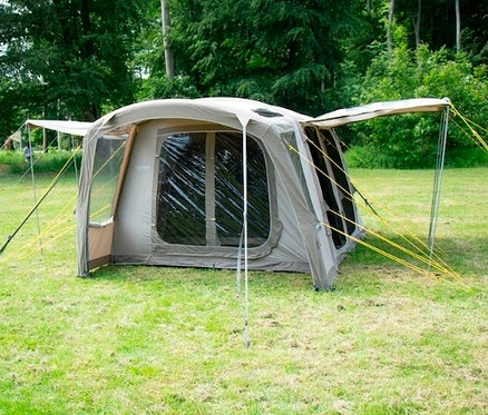 Ein aufgebautes Tambu 4-Personen-Familien-Luftzelt BISALA 4 steht auf einer Wiese.
