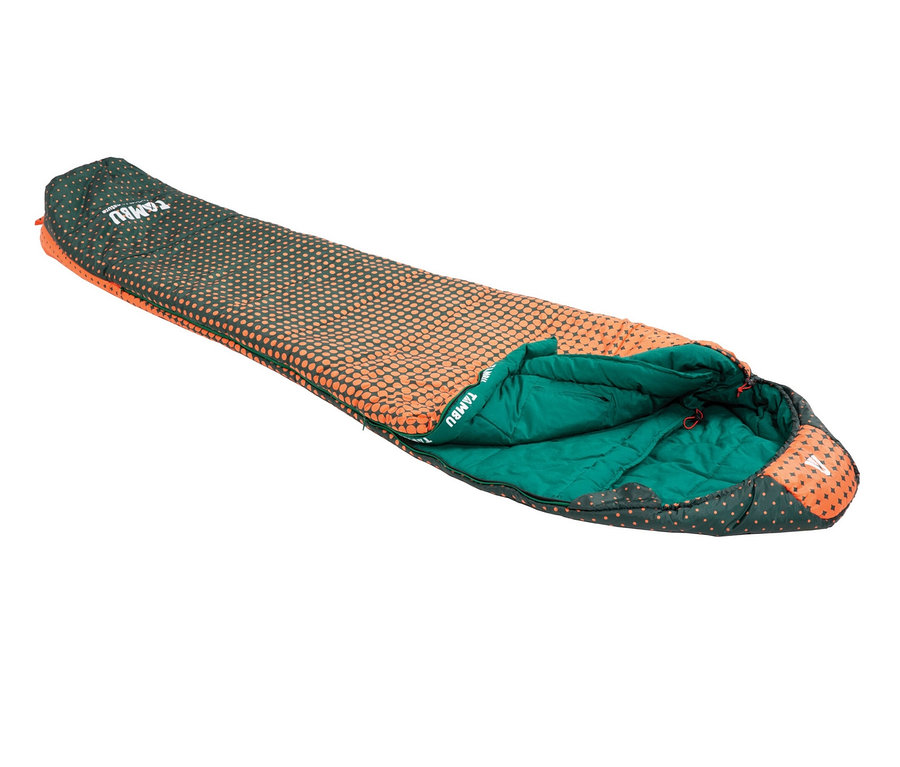 Ein grün-orangener Tambu Mumienschlafsack »KARA 1000« liegt auf einem weißen Hintergrund ausgebreitet.