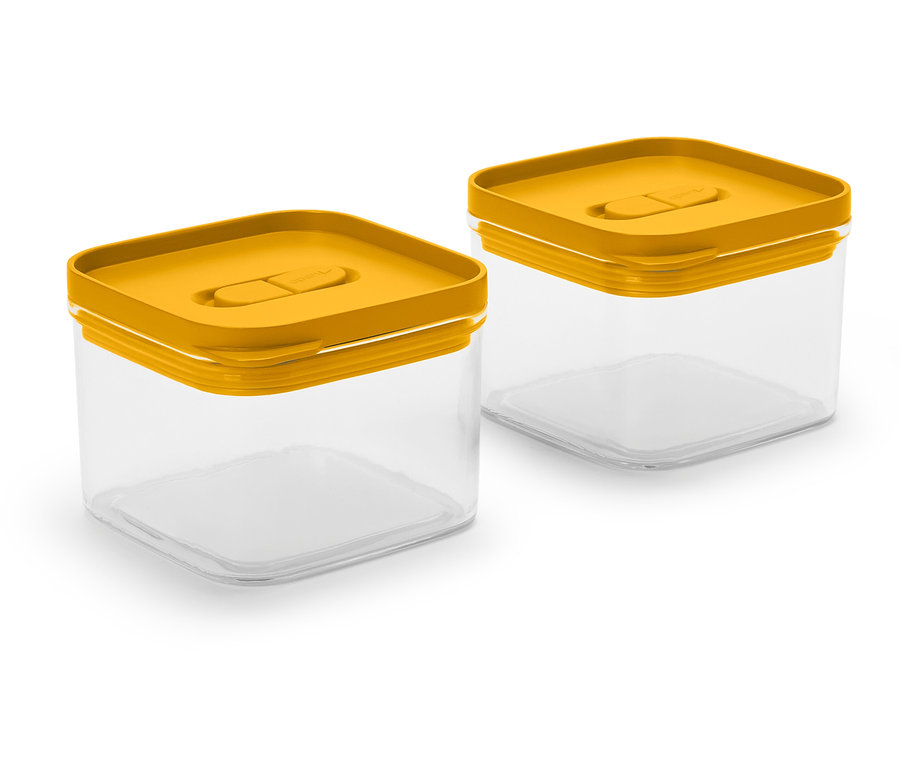 Zwei quadratische, durchsichtige Behälter mit senfgelben Deckeln.