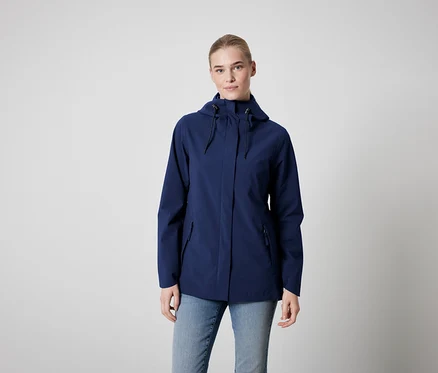 Frau trägt eine blaue Jacke und Jeans.