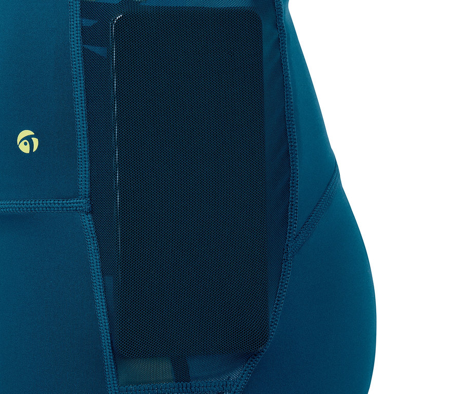 Detailaufnahme einer blauen Sportradler mit Tasche.