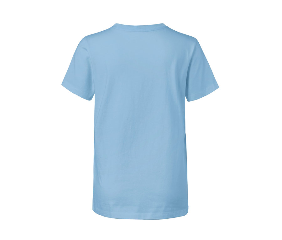 Hellblaues T-Shirt.