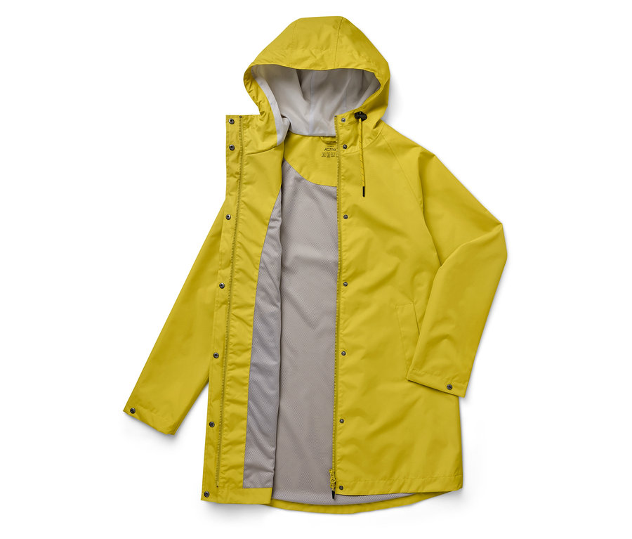 Gelbe Regenjacke mit Kapuze und grauem Innenfutter, offen und auf einem weißen Hintergrund liegend.