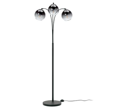 Schwarze Stehlampe mit drei Glasschirmen.