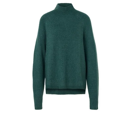 Ein grüner Rollkragenpullover auf einem weißen Hintergrund.