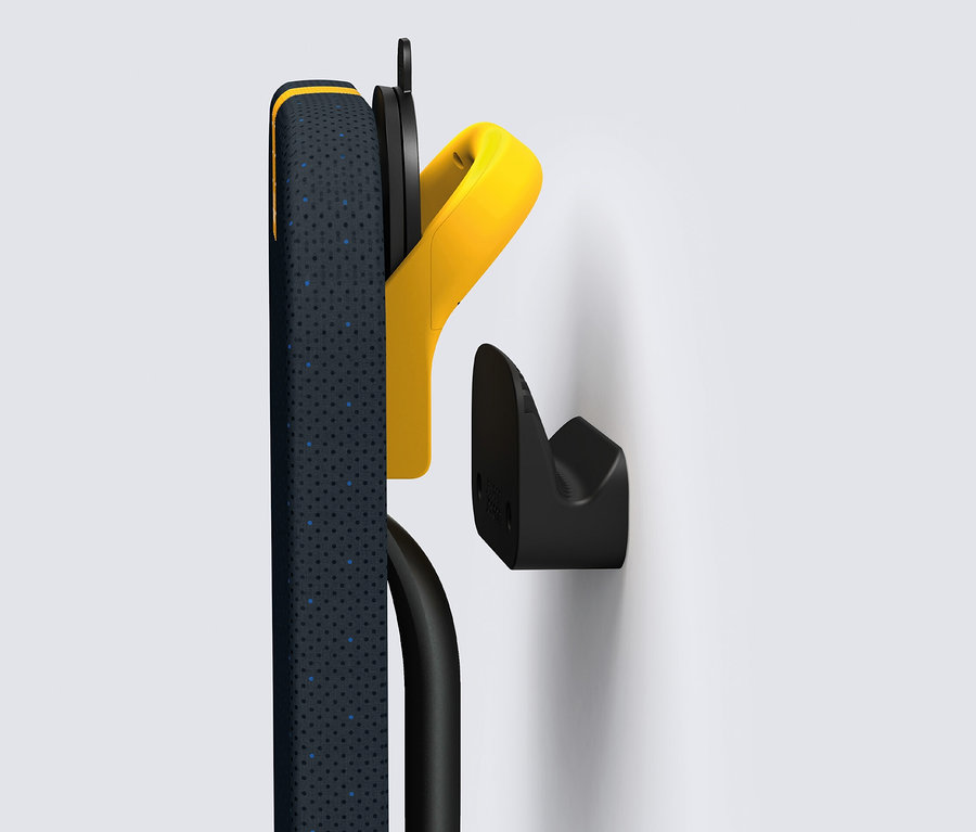 Detailansicht einer Wandhalterung mit Ladekabel von der Seite.