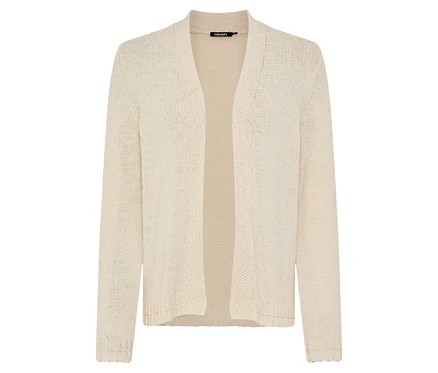 Ein cremefarbener, offener Strickcardigan mit langen Ärmeln liegt flach auf einer weißen Oberfläche.