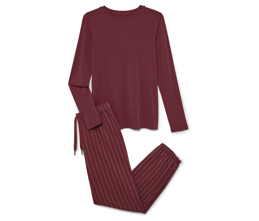 Ein weinroter Schlafanzug mit langen Ärmeln und einer gestreiften Hose liegt auf einem weißen Hintergrund.