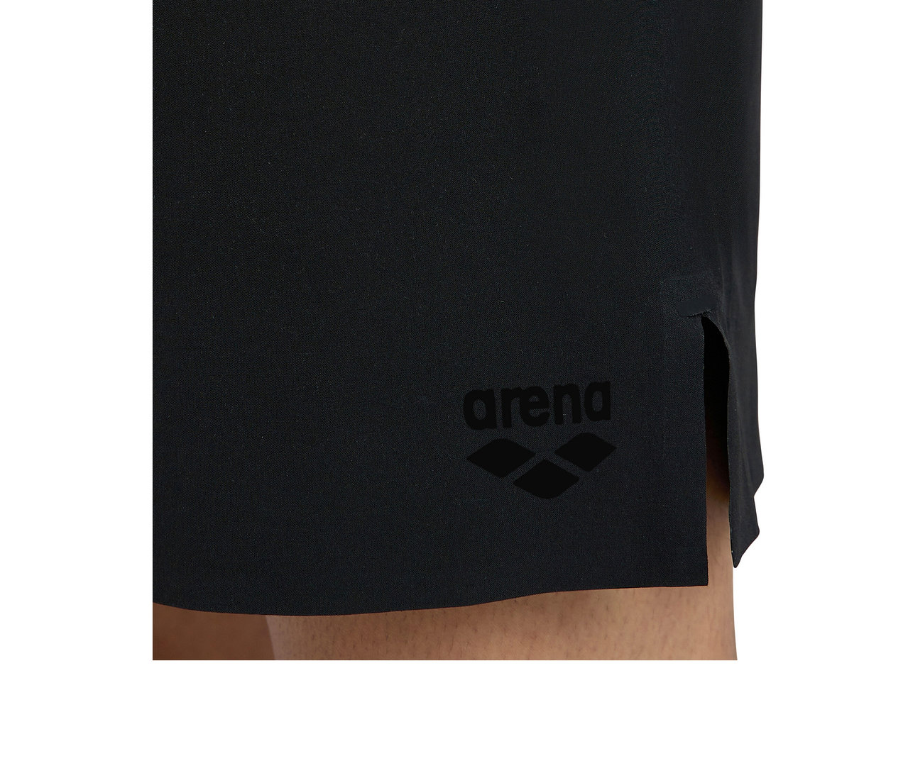 Nahaufnahme eines Beins in schwarzen arena Evo Badeshorts mit arena Logo und kleinem Seitenschlitz.