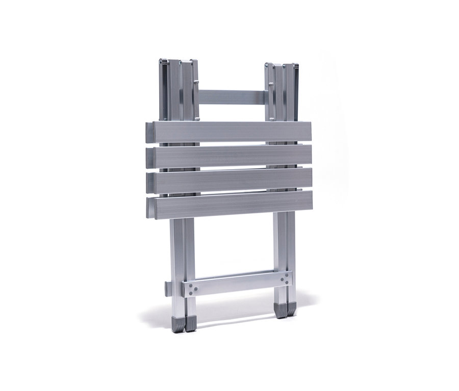 Zusammengeklappter Camping-Alu-Tisch auf weißem Hintergrund.